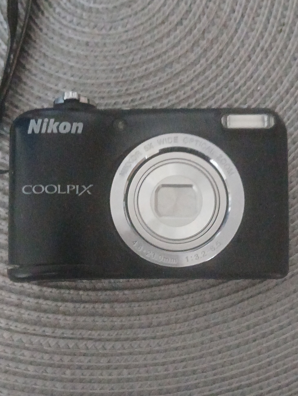 Nikon COOLPIX L27 Compact Digital Camera - Black with Silver Lens Ring